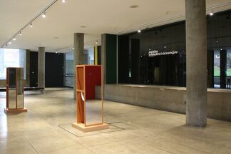 Josiah McElheny: Two Walking Mirrors for the Carpenter Center, installation view