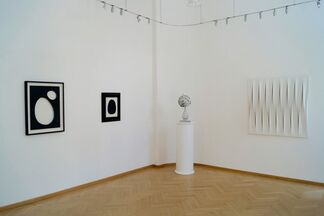 BLACK & WHITE - Multifarious, installation view