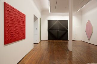 Enrico Castellani, Robert Mangold, Robert Morris, Kenneth Noland. A personal view of Abstract painting and sculpture, installation view