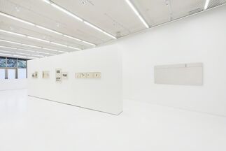 Mira Schendel: Sarrafos e Pretos e Brancos, installation view