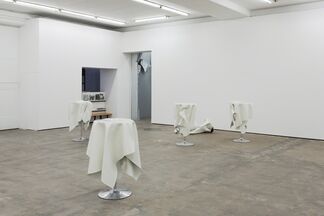 Olaf Metzel – Gelbes Mauerstück, installation view