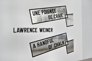 Lawrence Weiner: UNE POIGNEE DE CRAIE / A HANDFUL OF CHALK, installation view