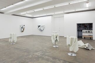 Olaf Metzel – Gelbes Mauerstück, installation view