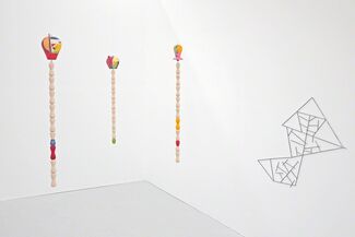 Muscheln und Schirme / Seashells and Umbrellas. Jean Arp; Sophie Taeuber-Arp; Jan Tschichold. Meudonval-Fleury: (Selbstverl.), 1939 A project by Edgar Orlaineta., installation view