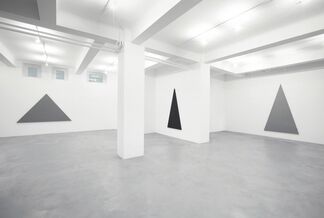 ALAN CHARLTON. TRIANGLE PAINTINGS, installation view