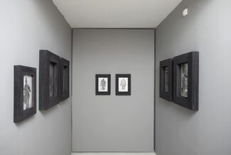 Macacos & Robôs, installation view