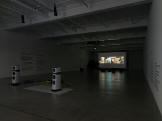 Liam Gillick „Extended Soundtrack For A Lost Production Line: Ton und Film“, installation view