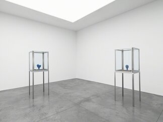 Louise Bourgeois — Les têtes bleues et les femmes rouges, installation view