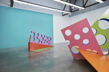 Phillip King: Color Space Place, installation view