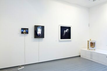 INSTRUCTIONS - TILT TO AND FRO / Lenticular Prints 1967- Present, installation view