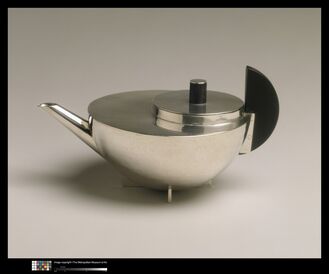 Marianne Brandt, ‘Théière et passe-thé’, ca. 1924