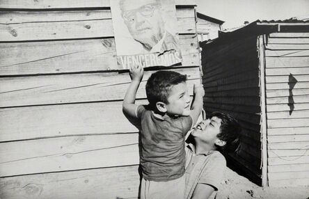 Paola Agosti, ‘Santiago del Cile due bambini in un quartiere di periferia giocano con un manifesto di Salvador Allende’, 1970