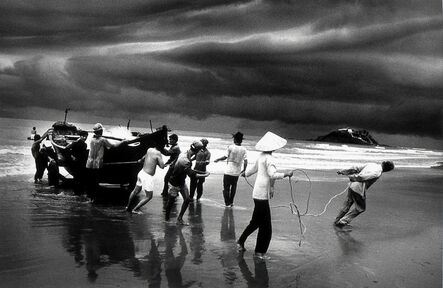 Sebastião Salgado, ‘Vietnam (pulling boat ashore)’, 1986/1990