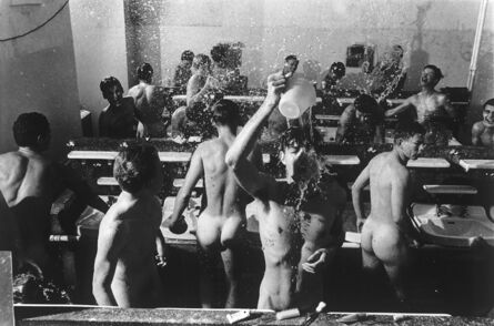 Will McBride, ‘Jungen schmeissen Wasser auf sich’, 1963