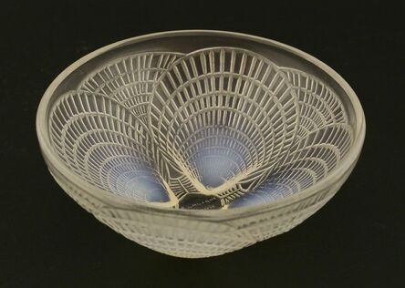 ‘A Lalique 'Coquilles' opalescent glass bowl’