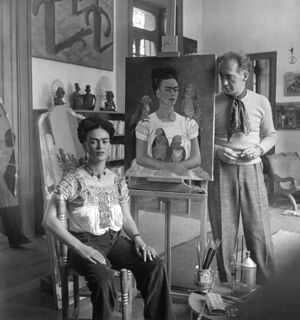 Frida painting "Me & Parrots"