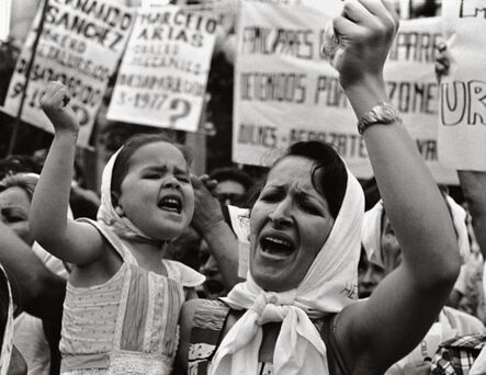 Adriana Lestido, ‘Mother and daughter from Madres de Plaza de Mayo (Vintage print) | Madre e Hijas de Plaza de Mayo (Copia de época)’, 1982