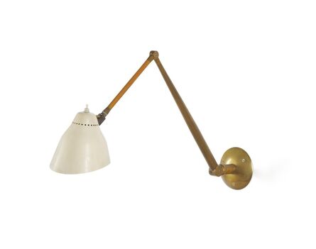 Gino Sarfatti, ‘A mod. AA00101 wall lamp with a polished brass structure and lacquered aluminum diffuser’, 1950 ca.