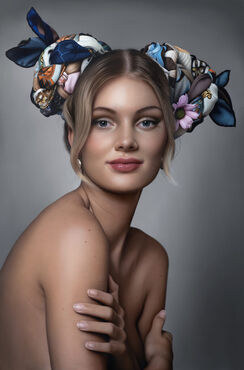 Anna Halldin Maule, ‘Uppsnärjd I Det Blå (Tangled Up In Blue)’, 2025