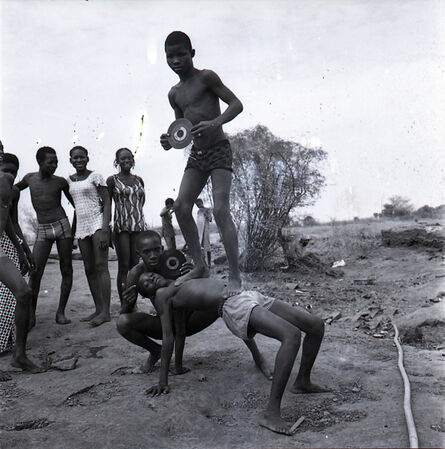 Malick Sidibé, ‘Pique nique à la chaussée’, 1972