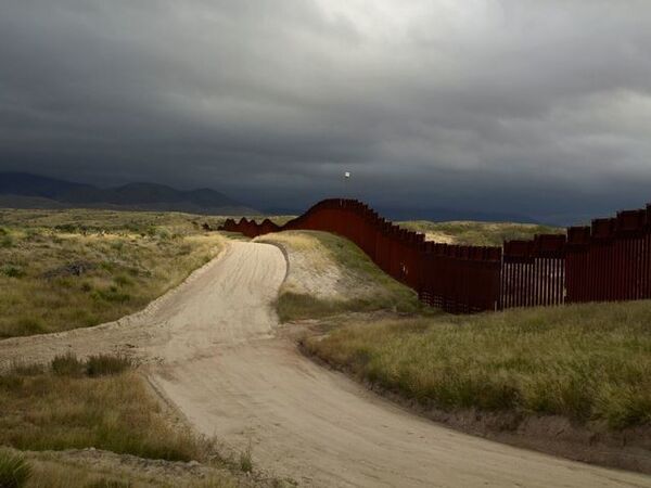 Cover image for Border Cantos: Sight & Sound Explorations from the Mexican-American Border