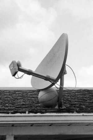 Ballon et antenne satellite / Balloon and satellite dish