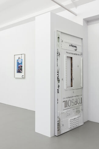 Magali Reus - Shadow Tonics, installation view