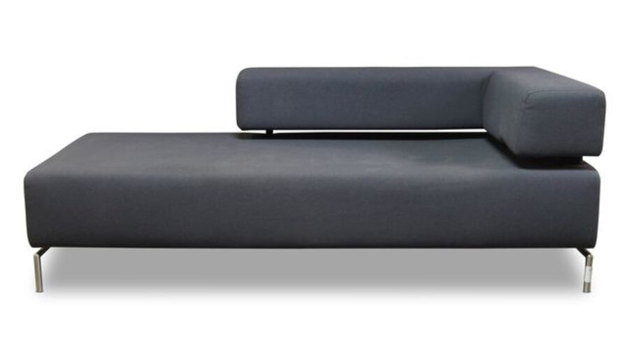 a grey upholstered sofa / Chaise longue
