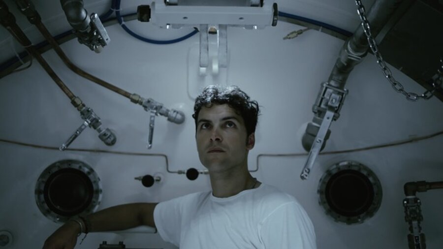Still from Piattaforma Luna