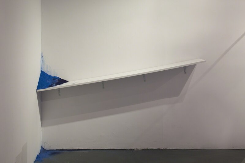 Celina Eceiza, ‘Los más altos elementos (perteneciente a la muestra No hace falta gritar) ’, 2015, Sculpture, Estante y polvo azul, (medidas variables aprox 1,50 de largo), Big Sur Galería