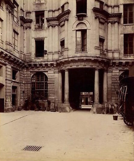 Eugène Atget, ‘Hôtel de Beauvais 68, rue François Miron’, 1902