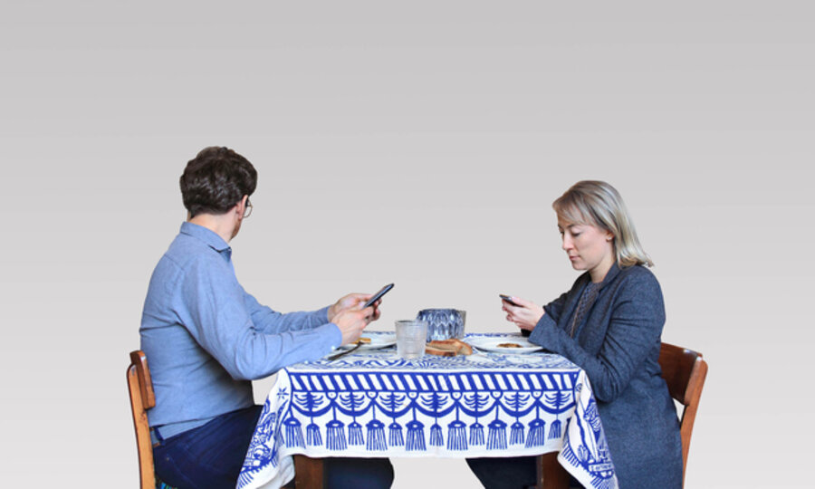 Smartphone - coppia a colazione