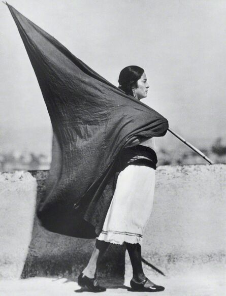 Tina Modotti, ‘Mujer con bandera, México’, 1928