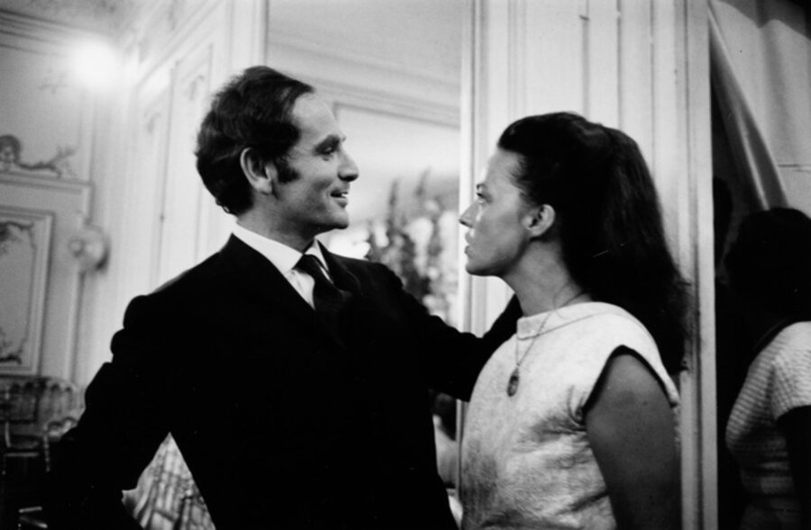 Pierre Cardin et Jeanne Moreau lors d’un défilé (Pierre Cardin and Jeanne Moreau at a fashion show), Paris, 1964