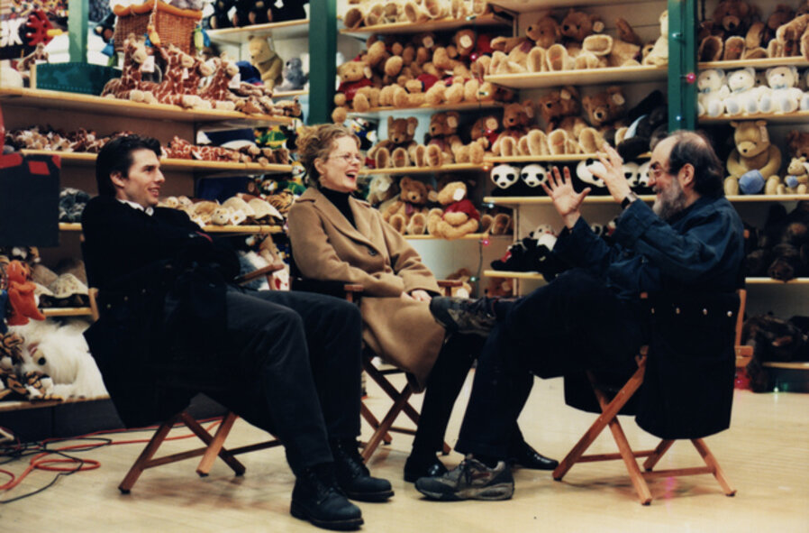Eyes Wide Shut, directed by Stanley Kubrick (1999; GB/United States). Tom Cruise, Nicole Kidman, and Stanley Kubrick during a break in shoot on the set.