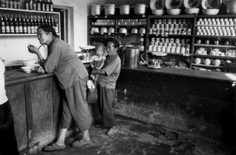 CHINA. Outside Peking. Double Bridge People’s Commune. General store.