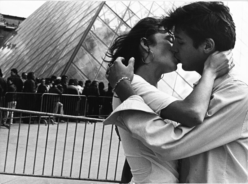 Robert Doisneau, ‘Les amoureux de la Pyramide du Louvre’, years 1990, Photography, Gelatin silver print, Finarte