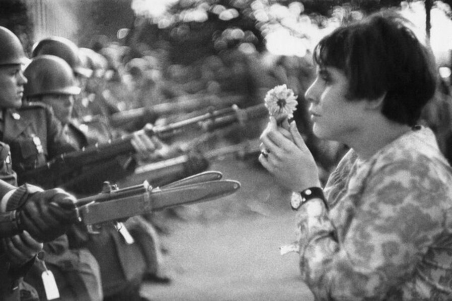 Jeune fille à la fleur, manifestation contre la guerre au Vietnam, Washington, 21 octobre 1967
