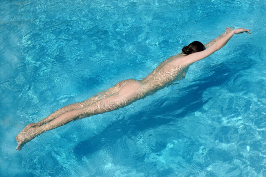 NUDE GIRL SWIMMING