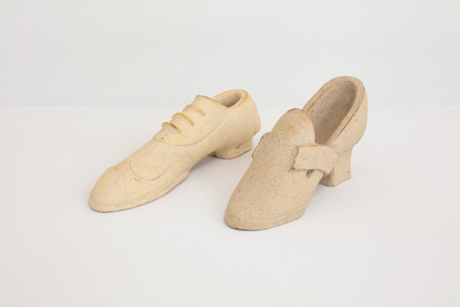 Encuentro formal en el jardín (zapatos elegantes)