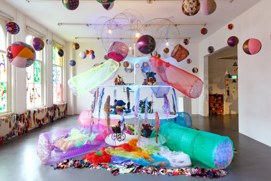 Installation view GesammttkkunnsttMeshuggahhLaandtttt