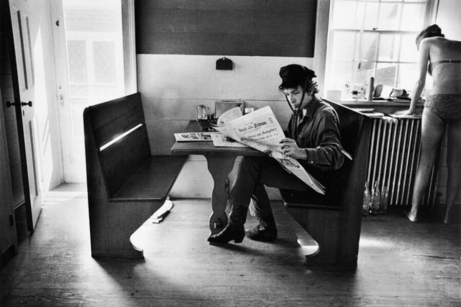 Bob Dylan reading Herald Tribune