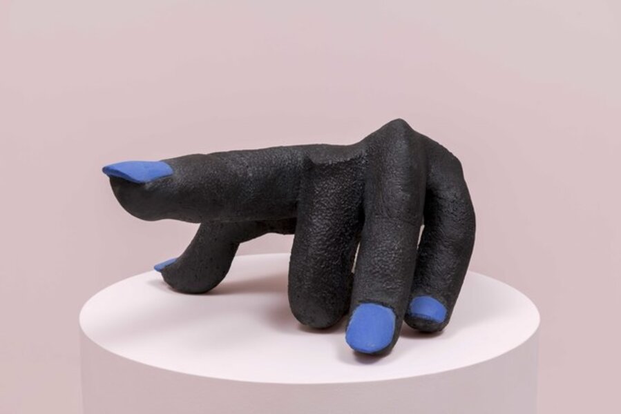 La petite main aux ongles bleus