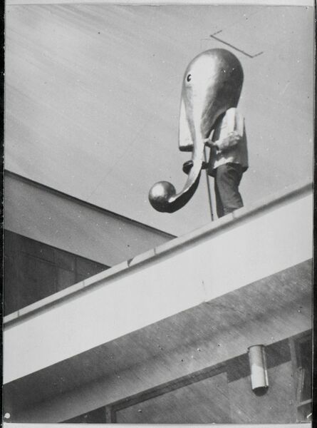 T. Lux Feininger, ‘Masque de scène du Bauhaus sur le toit du Bauhaus de Dessau’, 1928