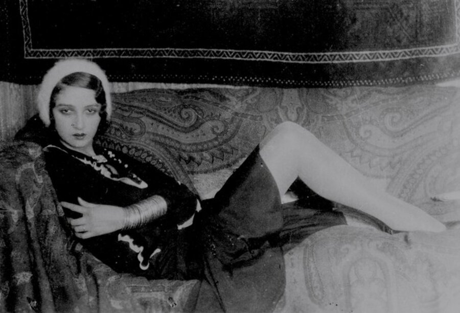 Renée Perle allongée sur un canape, Paris