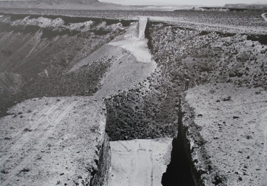 Michael Heizer: Double Negative