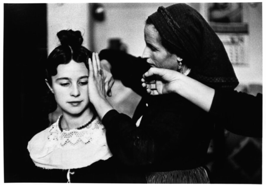 Bridesmaid's hairdressing, Navaclan, 1955