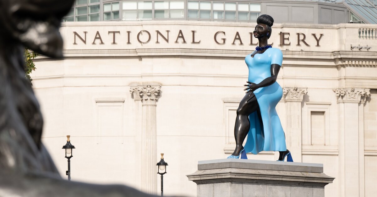 Tschabalala Self illumina la Fourth Plinth con la scultura 'Lady in Blue'