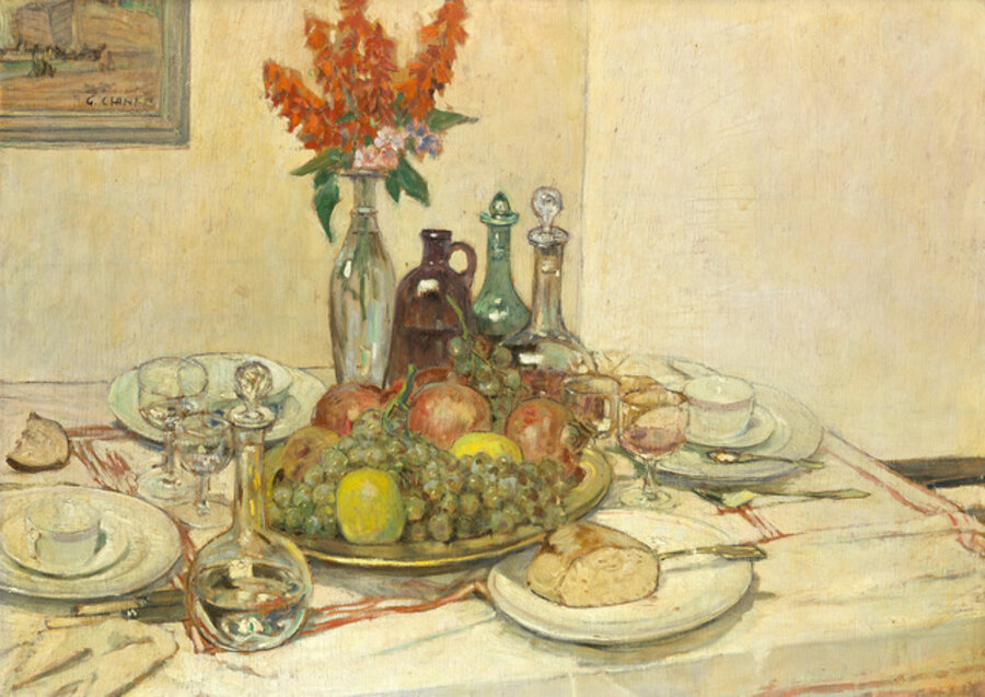 Tavola apparecchiata con fruttiera e fiori