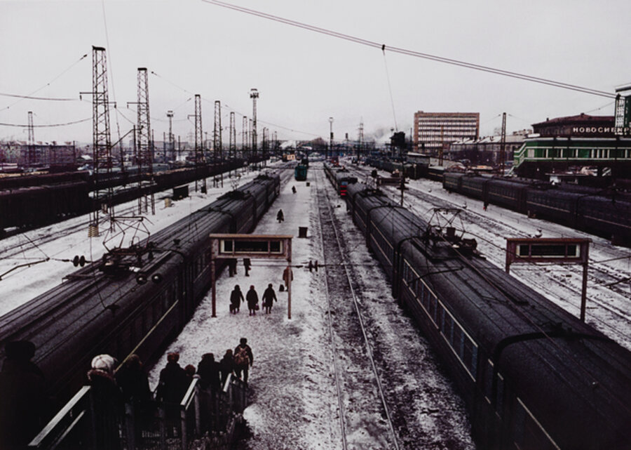 14/3/1991 Novosibirsk, Russian SFSR. Trains rest at Novosibirsk station in western Siberia. When the railway in Siberia was constructed, Novosibirsk was then at the intersection of two great transportation routes- the rivers and railways. The city......